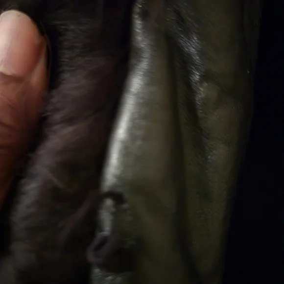 Luxurious Black Leather Trench Coat with Fur Trim - Picture 6 of 6